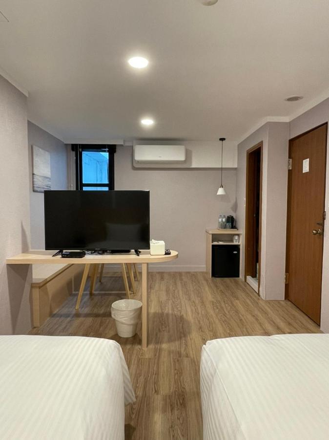 Yoshi Hotel - Tainan Station Branch Exterior photo