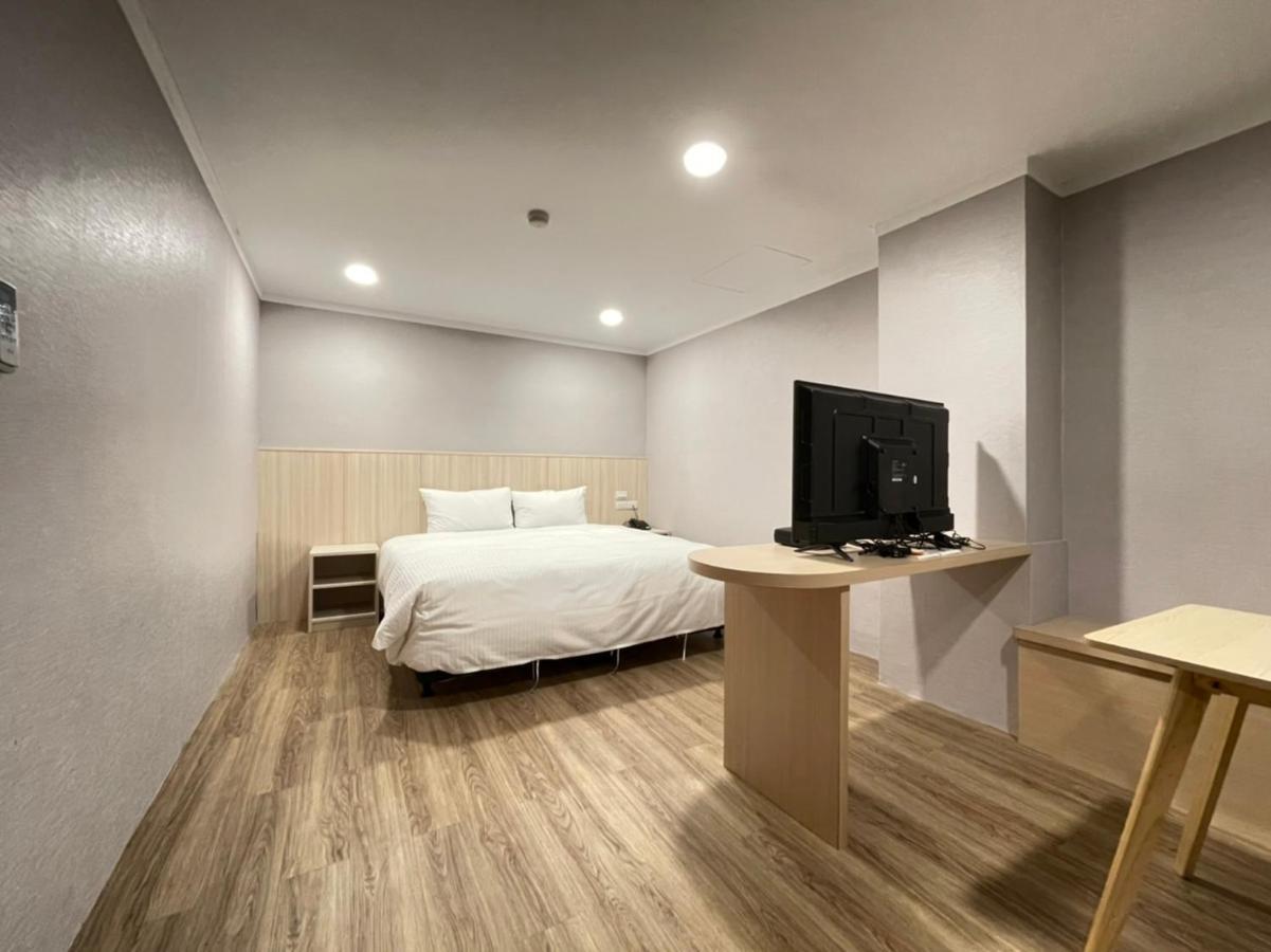 Yoshi Hotel - Tainan Station Branch Exterior photo