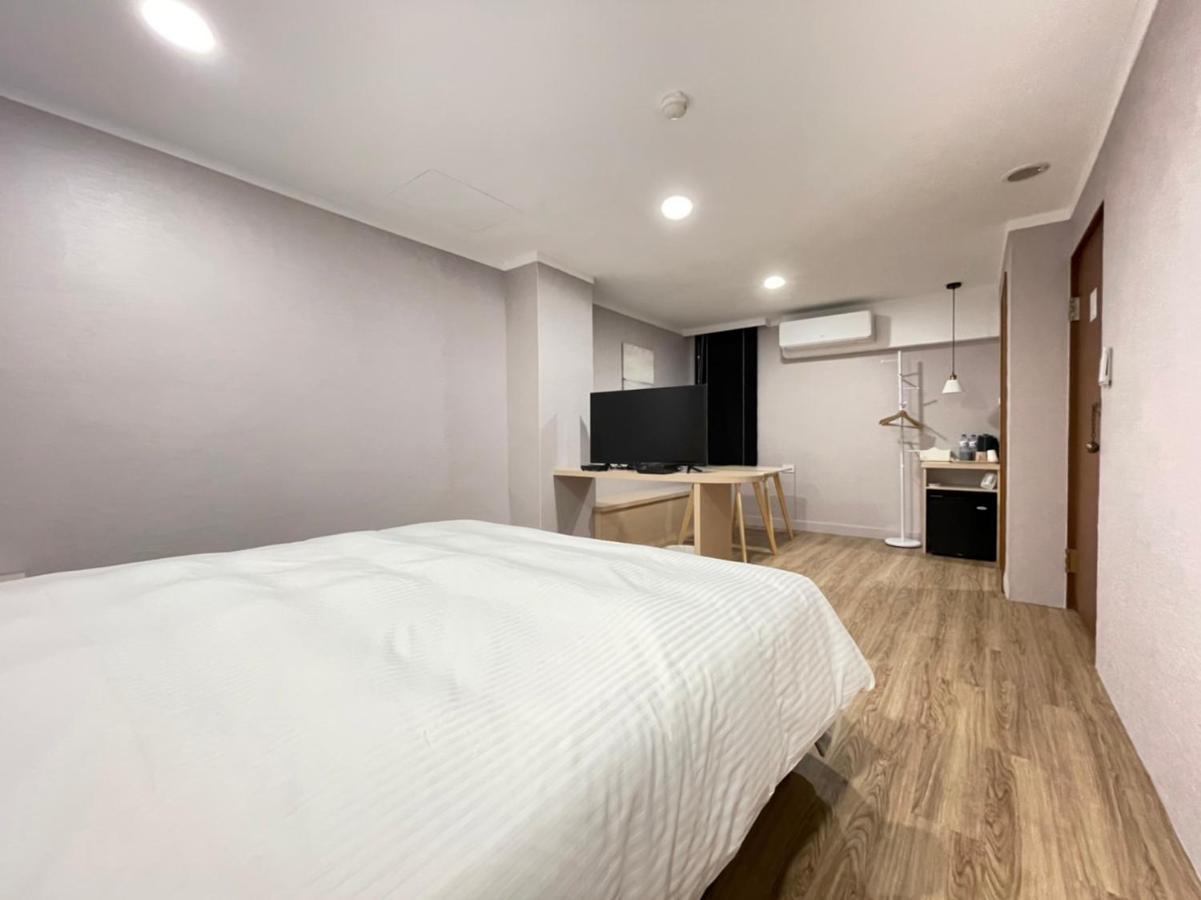 Yoshi Hotel - Tainan Station Branch Exterior photo