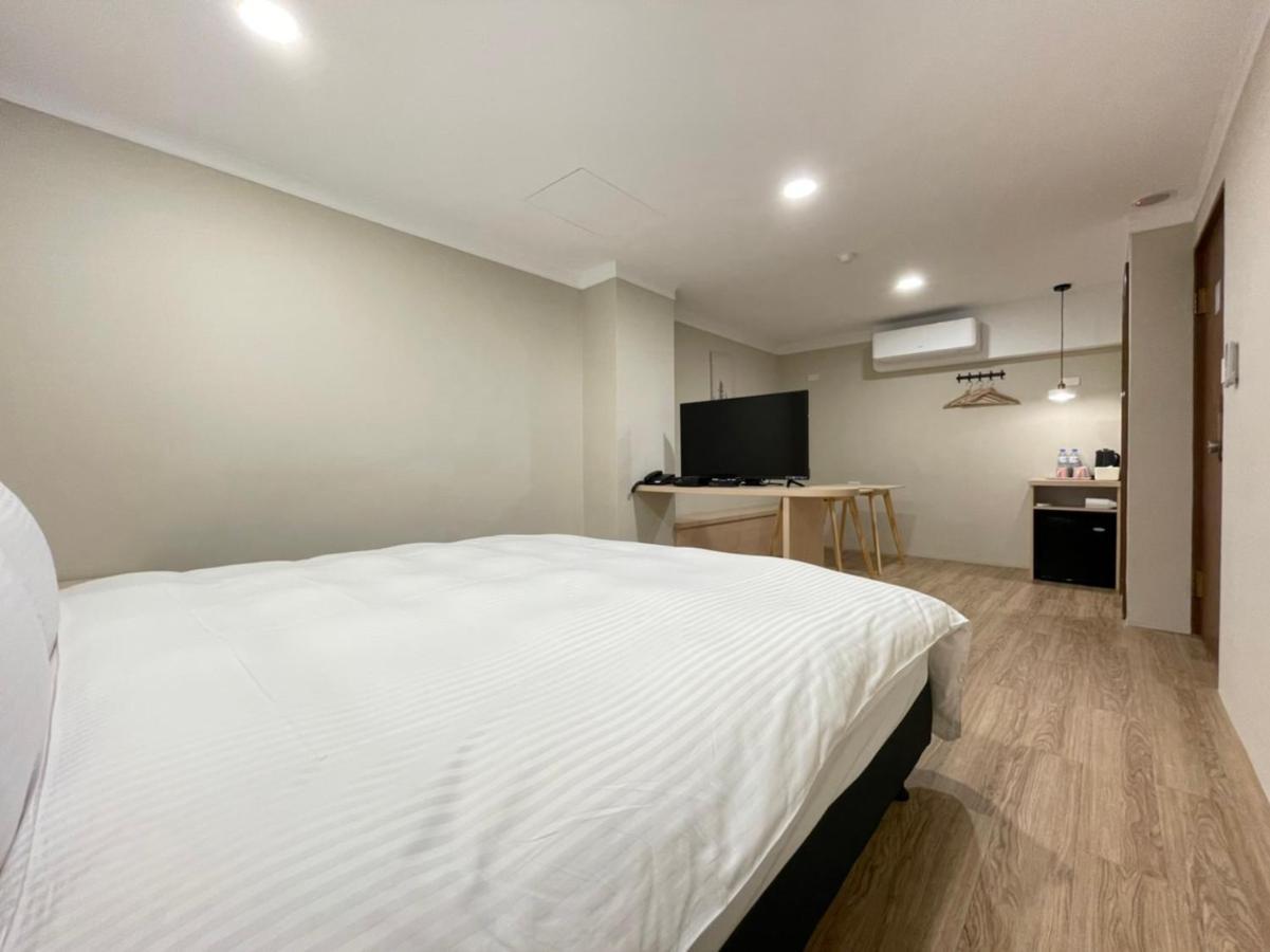 Yoshi Hotel - Tainan Station Branch Exterior photo