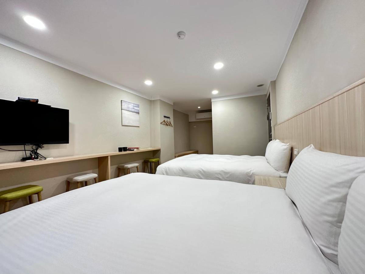 Yoshi Hotel - Tainan Station Branch Exterior photo