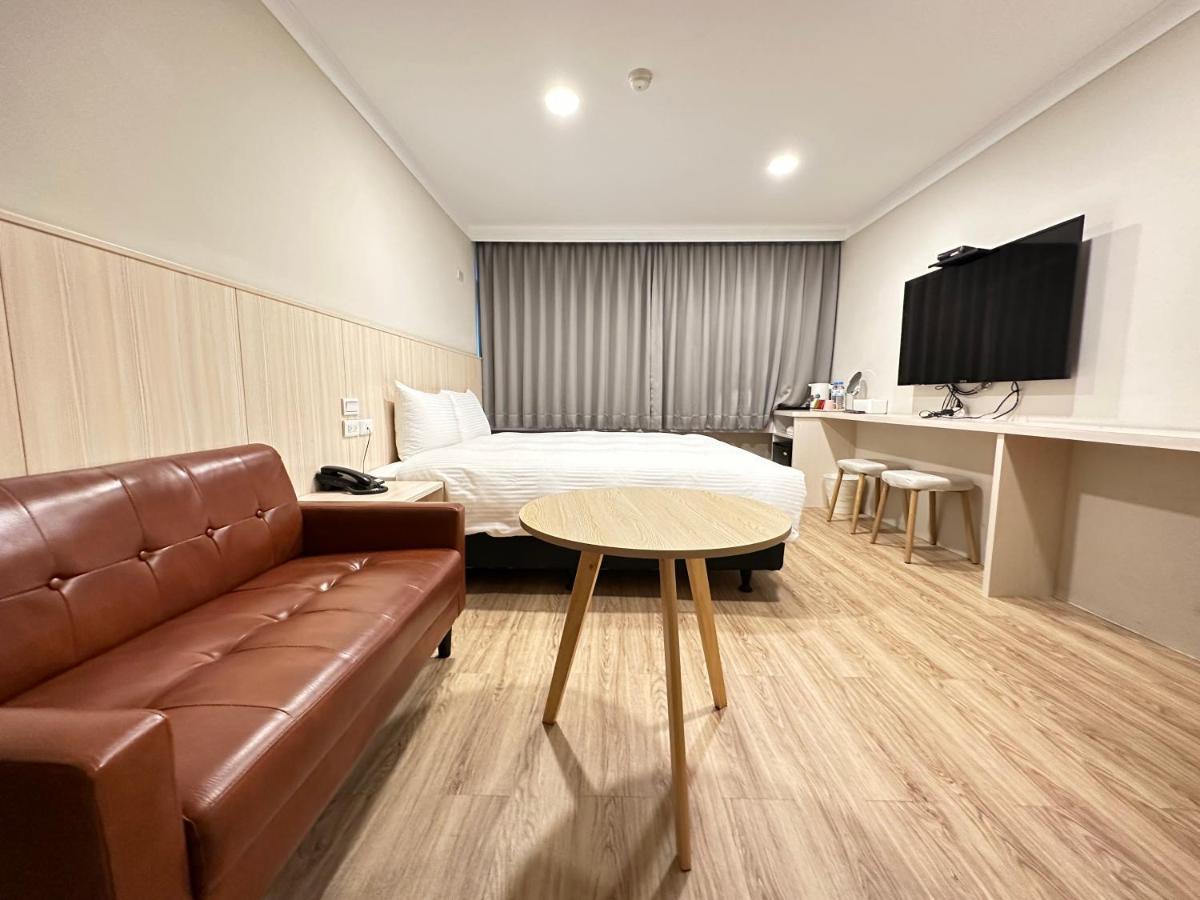 Yoshi Hotel - Tainan Station Branch Exterior photo